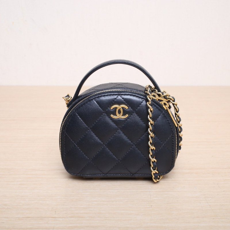 CHANEL 黑色羊皮鐳射標金扣23C半月保齡球mini肩背包-1