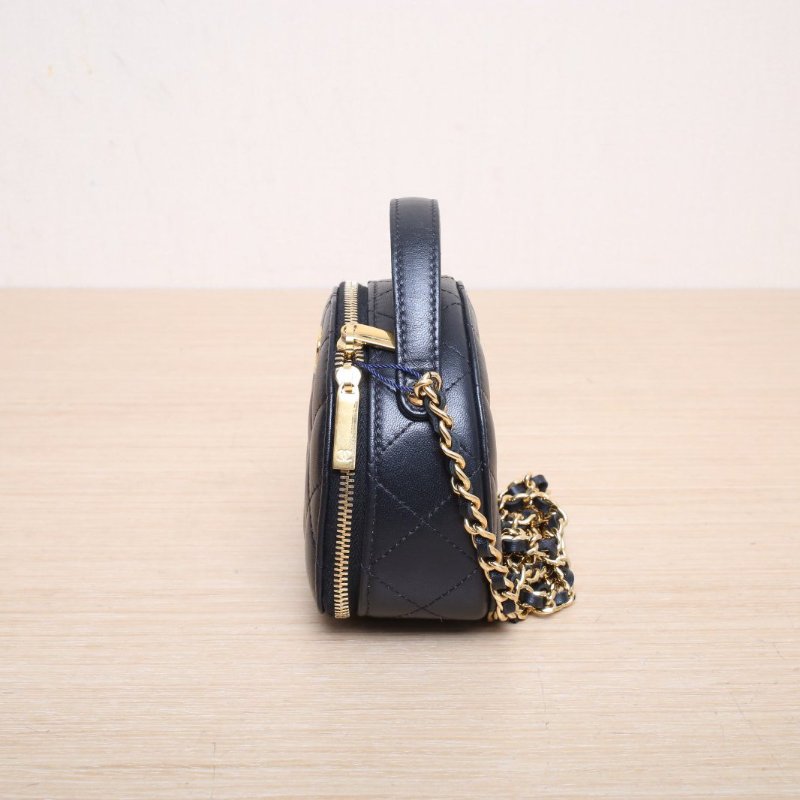 CHANEL 黑色羊皮鐳射標金扣23C半月保齡球mini肩背包-4