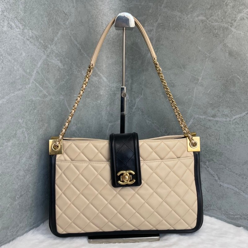 CHANEL 奶茶色菱格紋牛皮宮廷搭扣肩背包-0