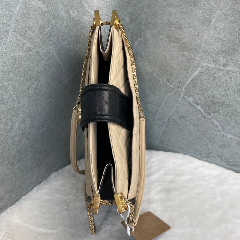 CHANEL 奶茶色菱格紋牛皮宮廷搭扣肩背包-2