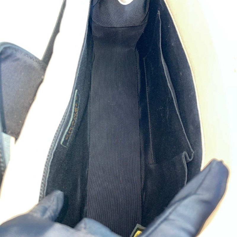 CHANEL 奶茶色菱格紋牛皮宮廷搭扣肩背包-6