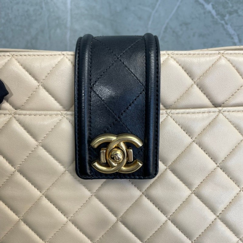 CHANEL 奶茶色菱格紋牛皮宮廷搭扣肩背包-8