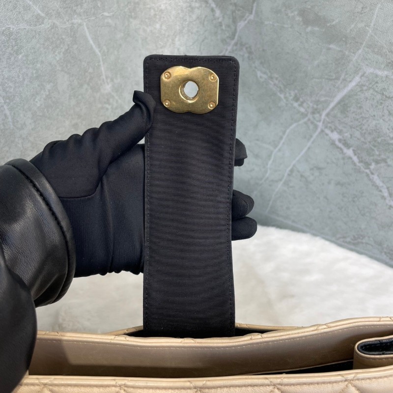 CHANEL 奶茶色菱格紋牛皮宮廷搭扣肩背包-14