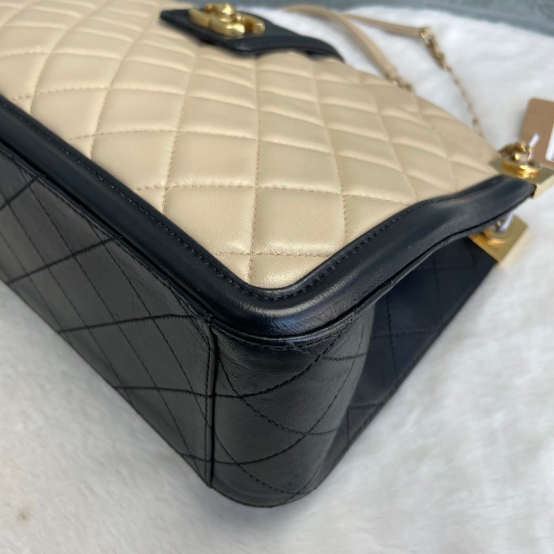 CHANEL 奶茶色菱格紋牛皮宮廷搭扣肩背包-17