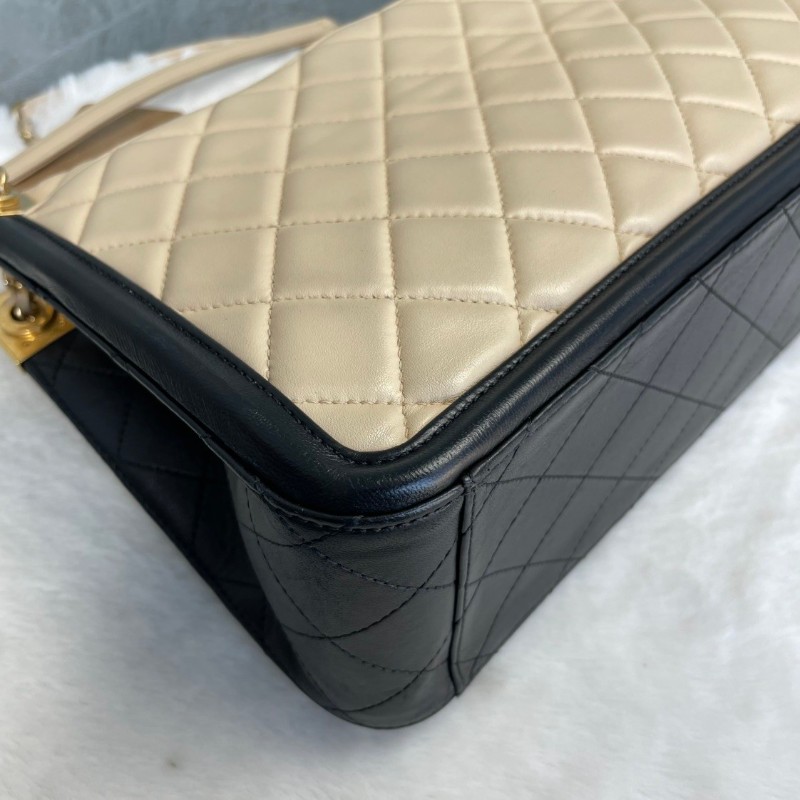 CHANEL 奶茶色菱格紋牛皮宮廷搭扣肩背包-18