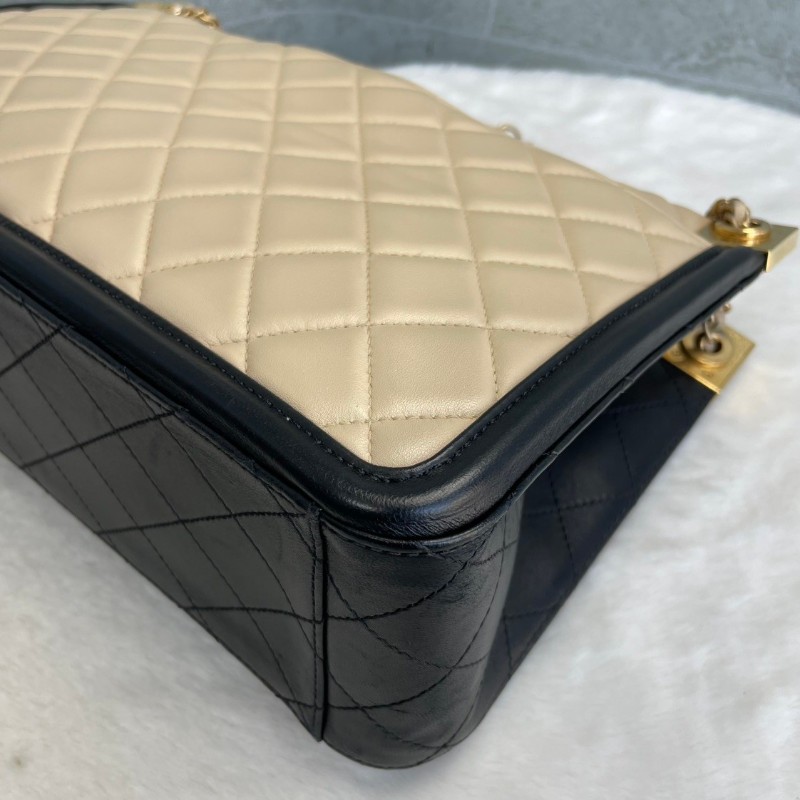 CHANEL 奶茶色菱格紋牛皮宮廷搭扣肩背包-19