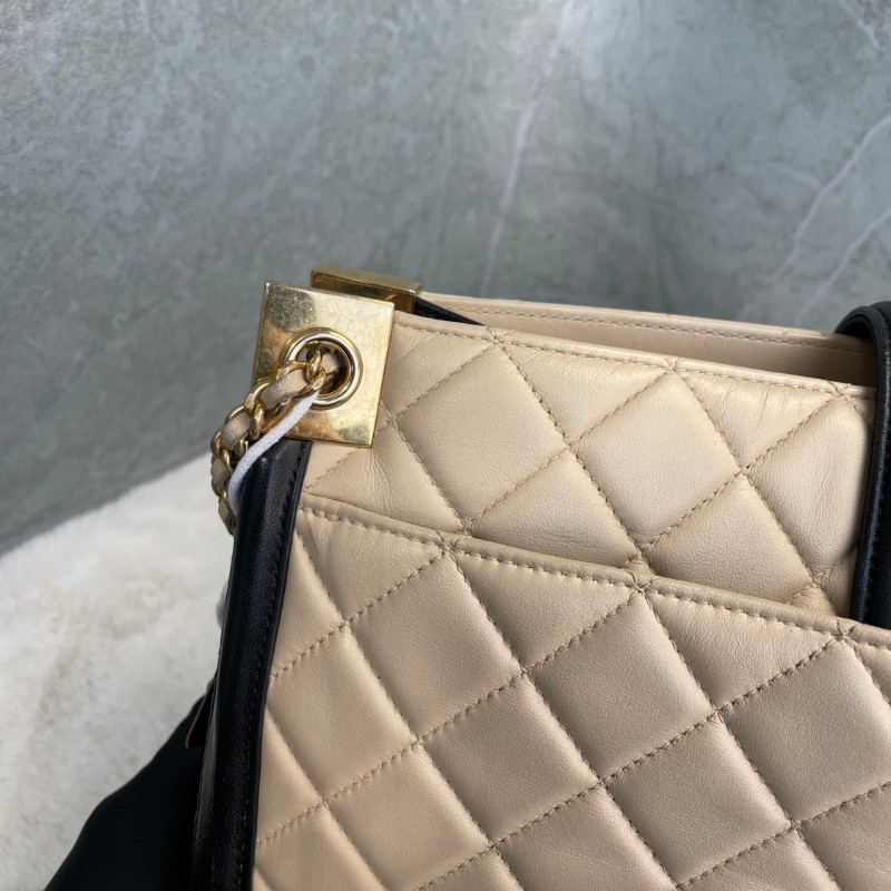 CHANEL 奶茶色菱格紋牛皮宮廷搭扣肩背包-20