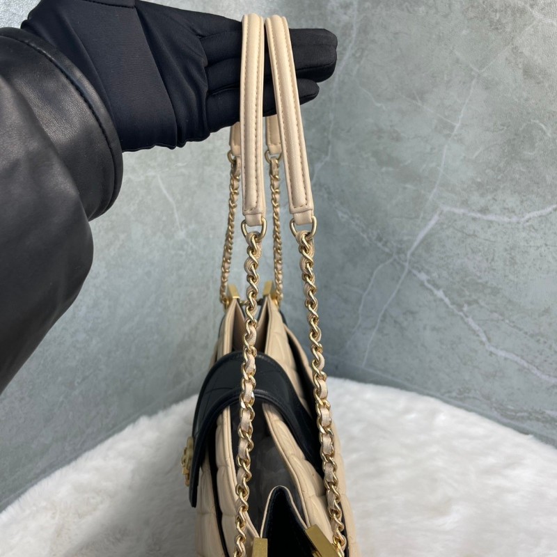 CHANEL 奶茶色菱格紋牛皮宮廷搭扣肩背包-21