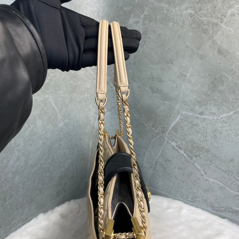 CHANEL 奶茶色菱格紋牛皮宮廷搭扣肩背包-22