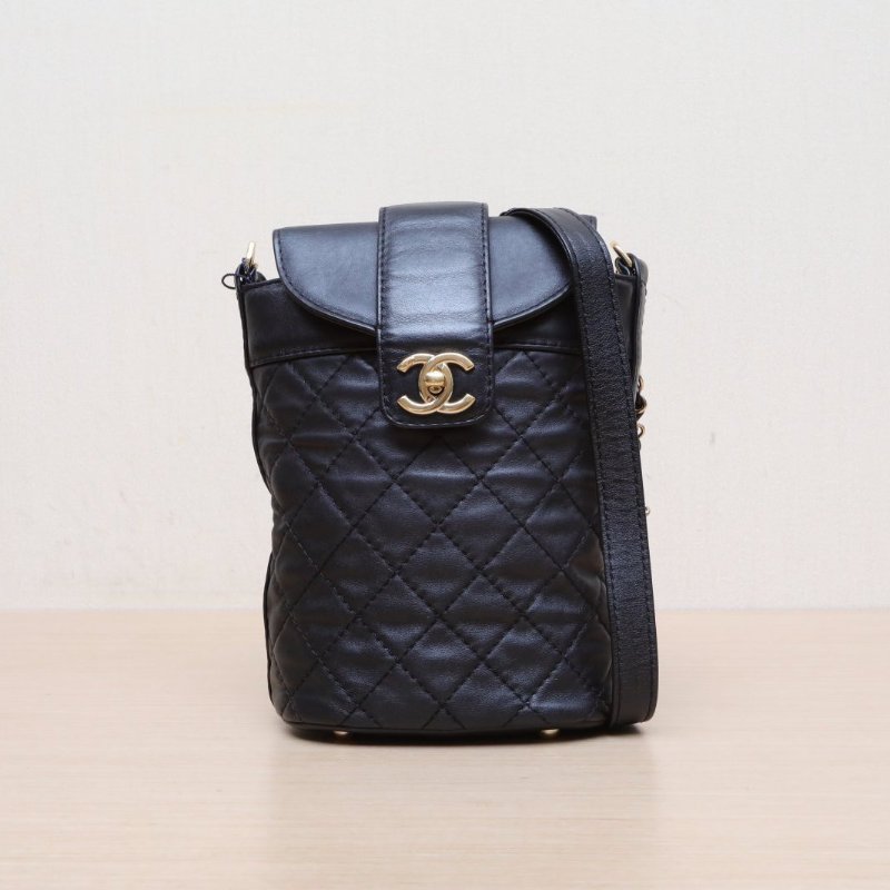 CHANEL 黑色羊皮26開金扣薯條包水桶包單肩斜挎包肩背包-1