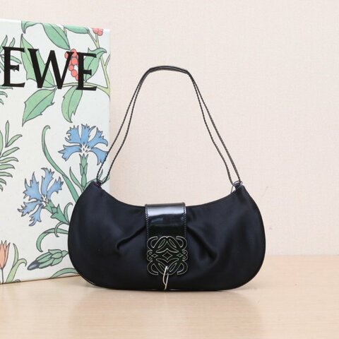 LOEWE 黑色緞面琺瑯扣中古腋下黑銀浮雕LOGO月亮包肩背包