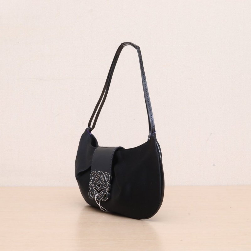 LOEWE 黑色緞面琺瑯扣中古腋下黑銀浮雕LOGO月亮包肩背包-3