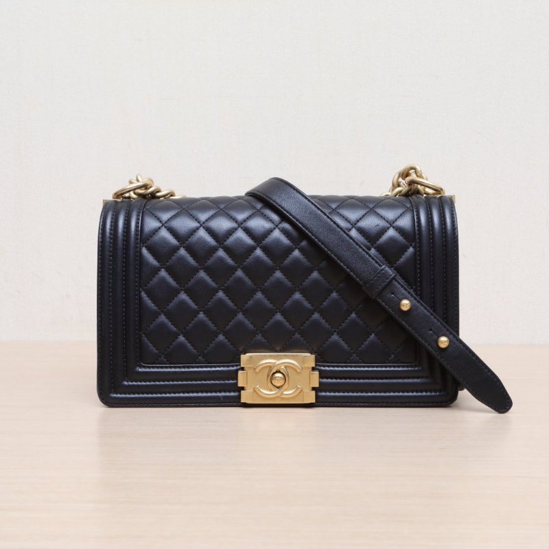 CHANEL Leboy中號25黑色牛皮24開金扣菱格紋肩背包-1