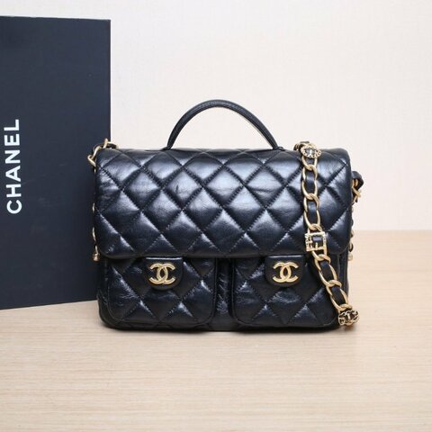CHANEL 24A雙口袋手柄郵差包26黑色羊皮晶片開金扣皮手柄肩背包