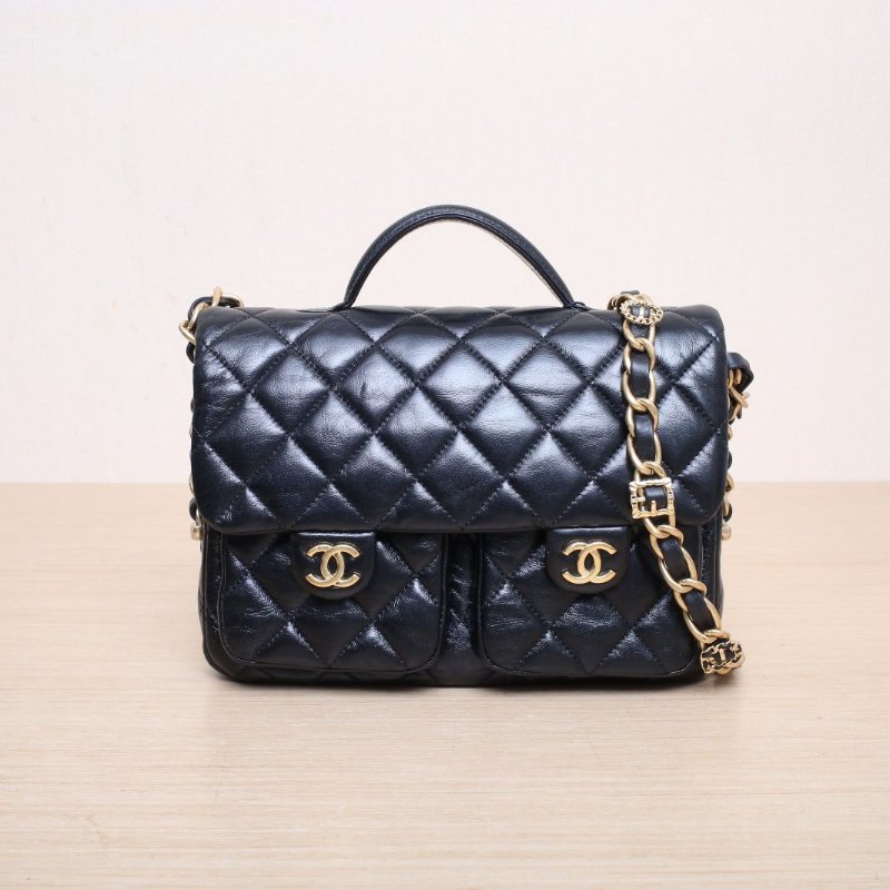 CHANEL 24A雙口袋手柄郵差包26黑色羊皮晶片開金扣皮手柄肩背包-1