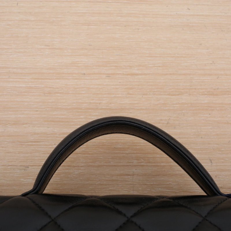 CHANEL 24A雙口袋手柄郵差包26黑色羊皮晶片開金扣皮手柄肩背包-2