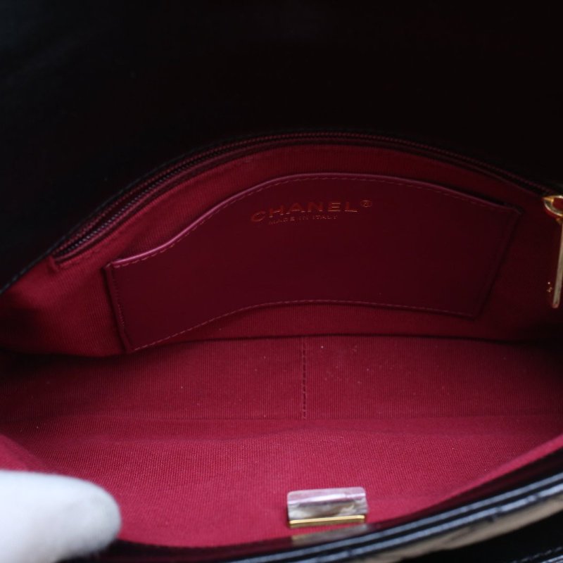 CHANEL 24A雙口袋手柄郵差包26黑色羊皮晶片開金扣皮手柄肩背包-4