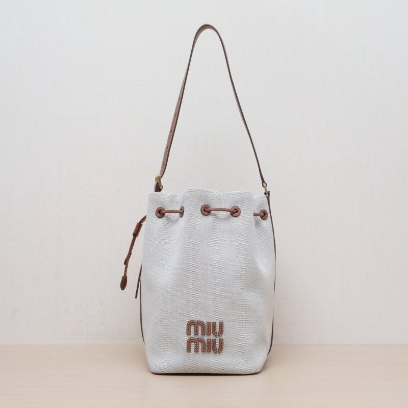 MIU MIU 棕色帆布金扣24SS秀款可調節抽繩水桶中號肩背包-1