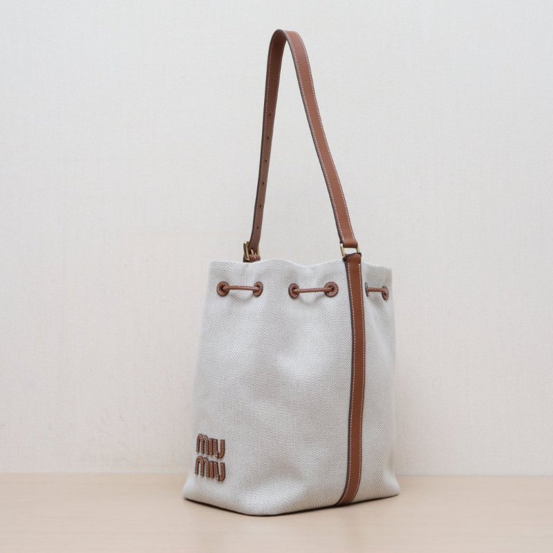 MIU MIU 棕色帆布金扣24SS秀款可調節抽繩水桶中號肩背包-3