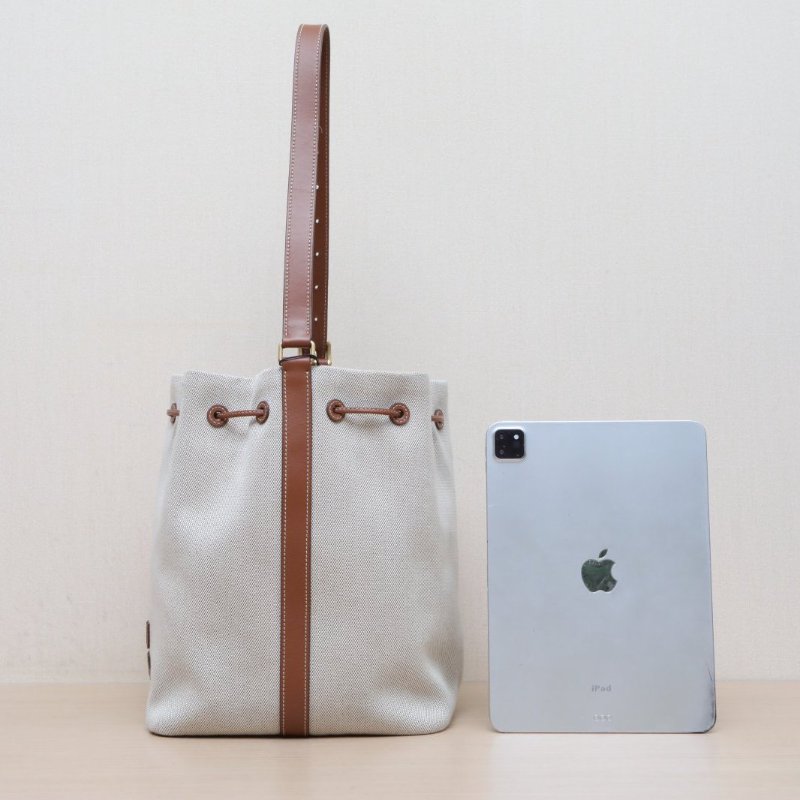 MIU MIU 棕色帆布金扣24SS秀款可調節抽繩水桶中號肩背包-4