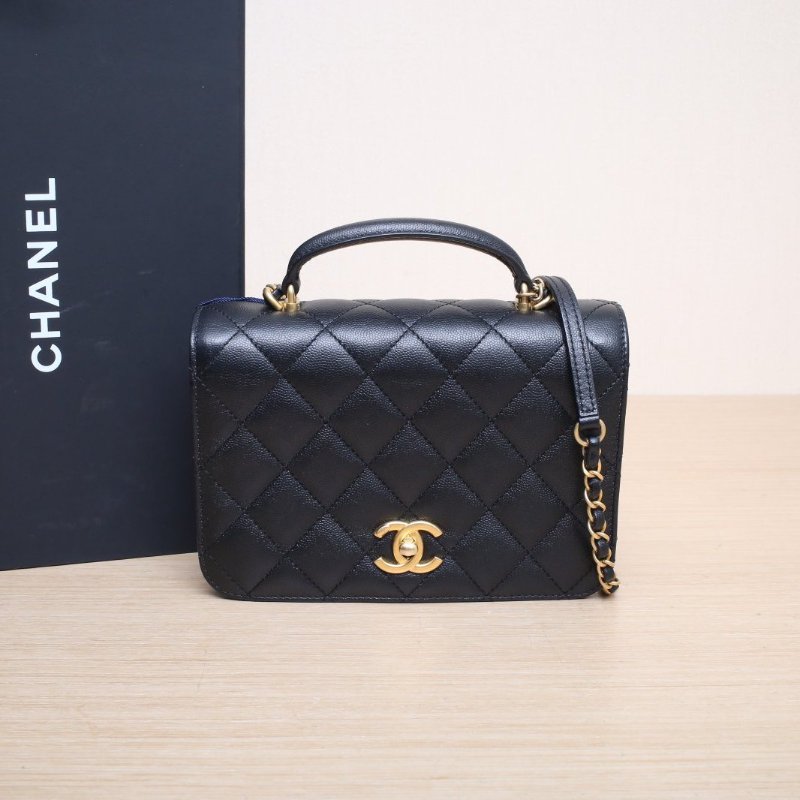 CHANEL 23B口蓋風琴包21黑色荔枝牛皮晶片開金扣金屬皮牌皮手柄肩背包-0