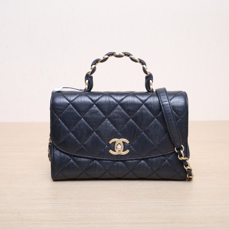 CHANEL 21S口蓋包22.5黑色羊皮31開金扣金屬皮穿手柄肩背包-1