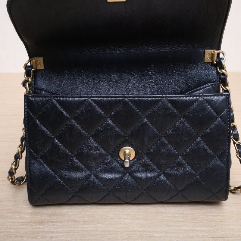 CHANEL 21S口蓋包22.5黑色羊皮31開金扣金屬皮穿手柄肩背包-3
