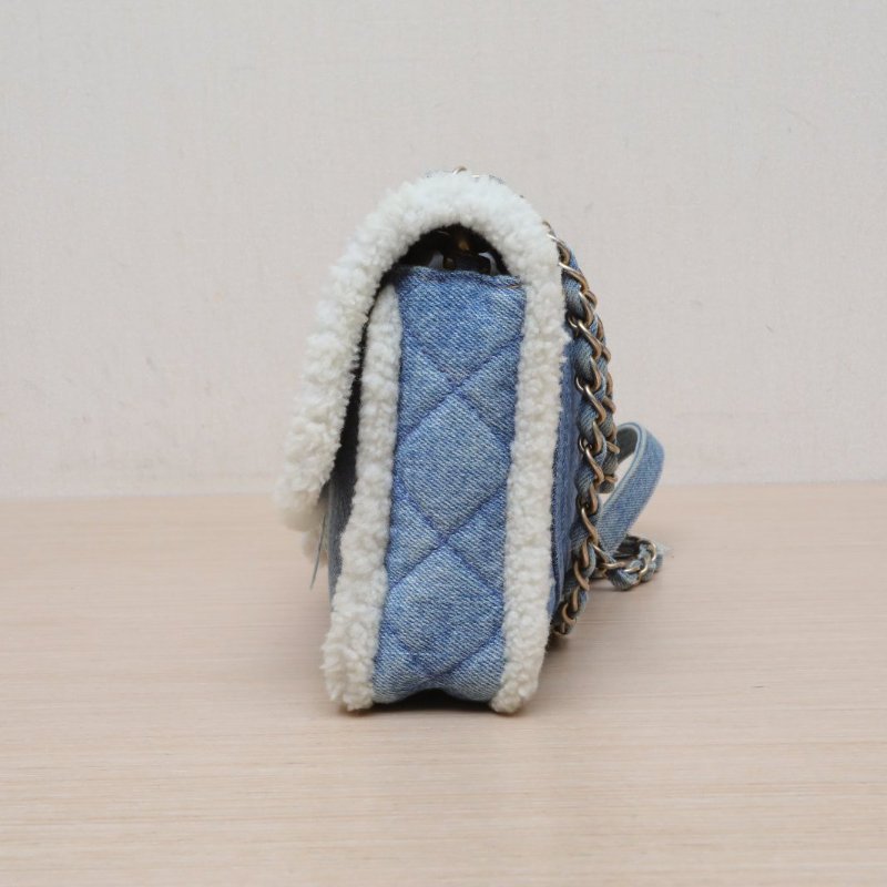 CHANEL 季節款牛仔羊羔毛CF秀款拼色牛仔28開淺金扣肩背包-4