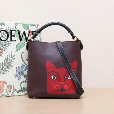 LOEWE 酒紅色牛皮金扣貓咪系列水桶包斜挎包肩背包