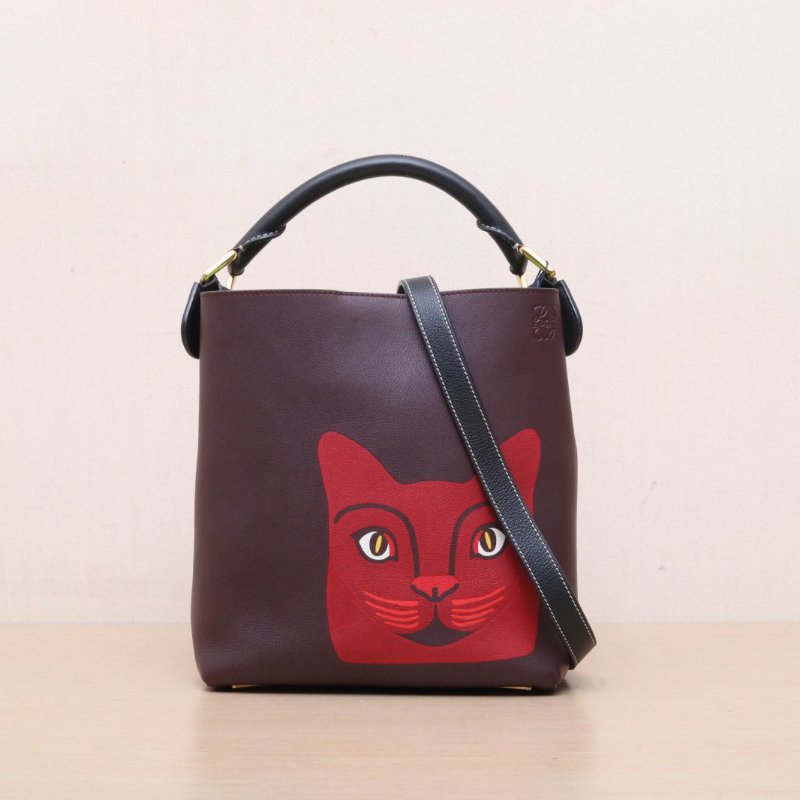 LOEWE 酒紅色牛皮金扣貓咪系列水桶包斜挎包肩背包-1