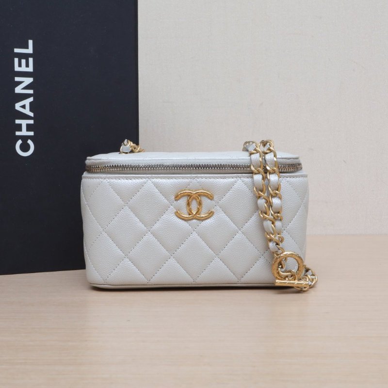 CHANEL 銀色荔枝牛皮鐳射標金扣24S長盒子化妝包帶鏡子16.5鳳梨扣肩背包-0