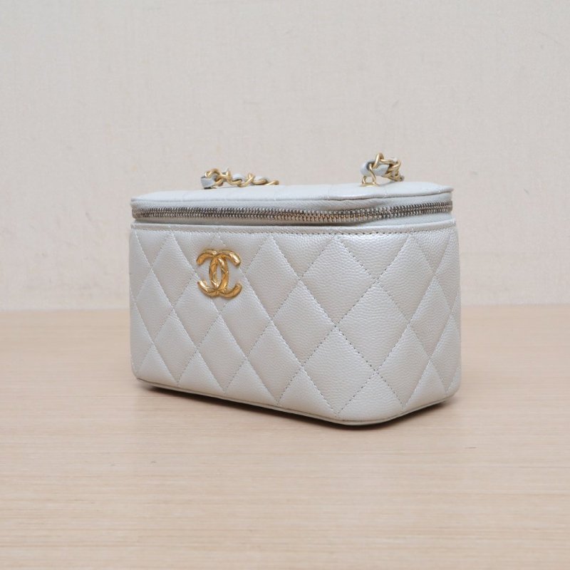 CHANEL 銀色荔枝牛皮鐳射標金扣24S長盒子化妝包帶鏡子16.5鳳梨扣肩背包-3