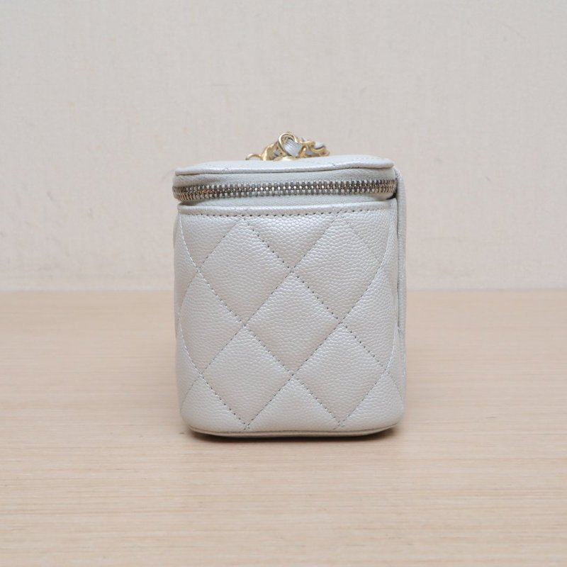 CHANEL 銀色荔枝牛皮鐳射標金扣24S長盒子化妝包帶鏡子16.5鳳梨扣肩背包-4