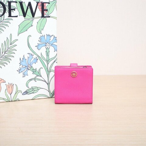 LOEWE 玫紅牛皮拉鏈翻折錢包肩背包