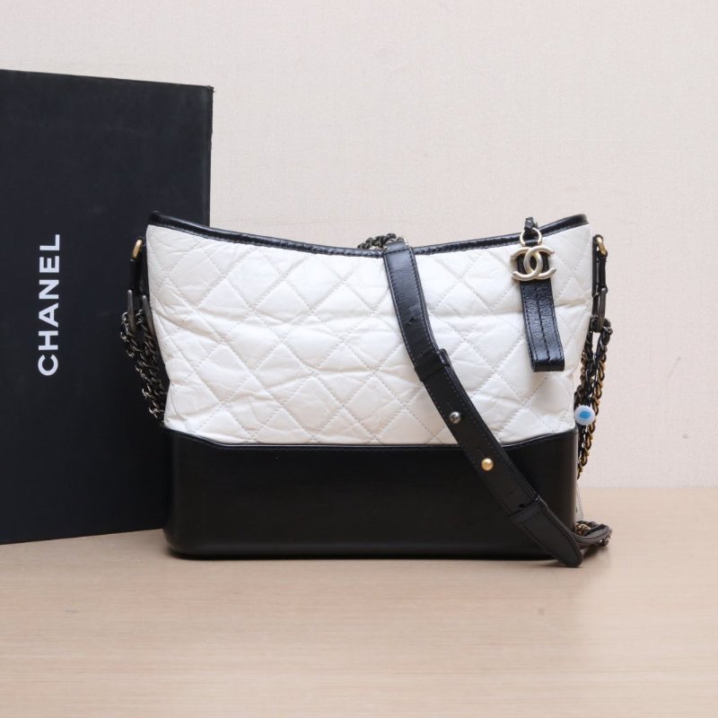 CHANEL GABRIELLE流浪中號28白色牛皮25開金銀扣黑底肩背包-0
