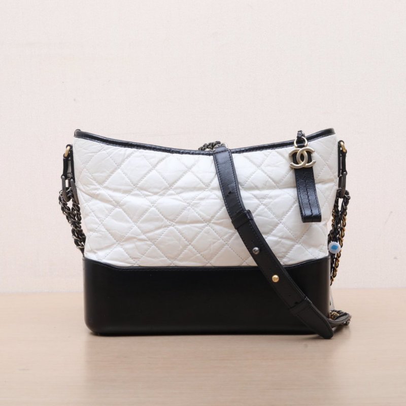 CHANEL GABRIELLE流浪中號28白色牛皮25開金銀扣黑底肩背包-1