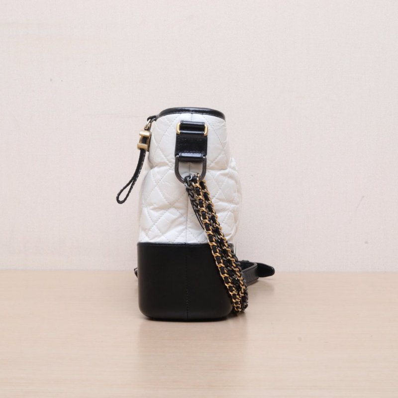 CHANEL GABRIELLE流浪中號28白色牛皮25開金銀扣黑底肩背包-4