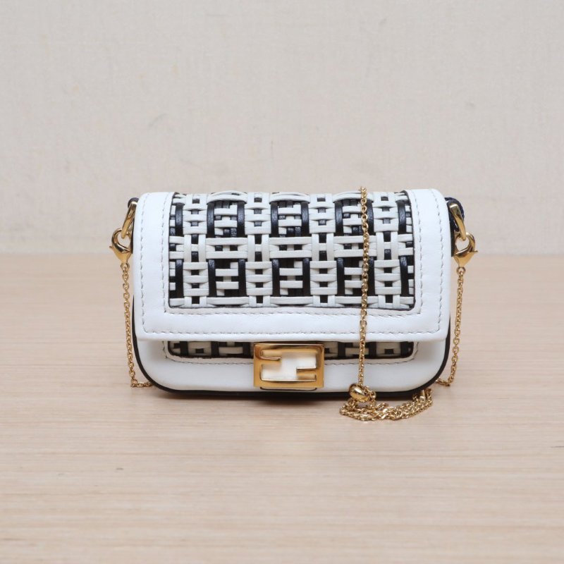 FENDI Baguette法棍包Nano白色牛皮肩背包-1