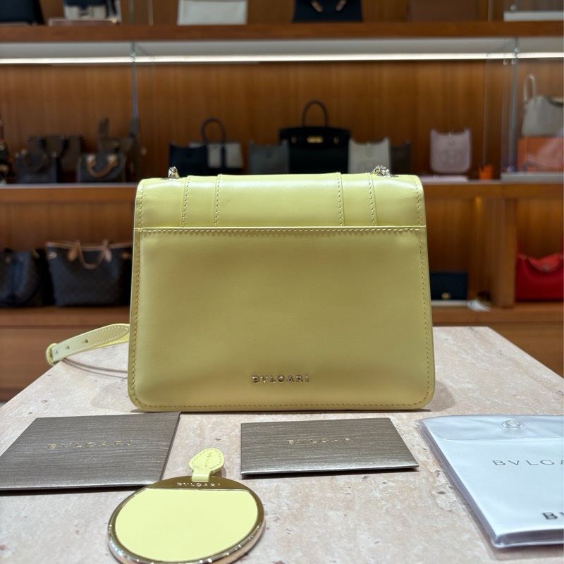 【春夏亮眼焦點】BVLGARI Serpenti Forever 小牛皮琺瑯蛇頭包|經典20cm尺寸|淡檸黃限量色|頂級質感義大利製精品-1