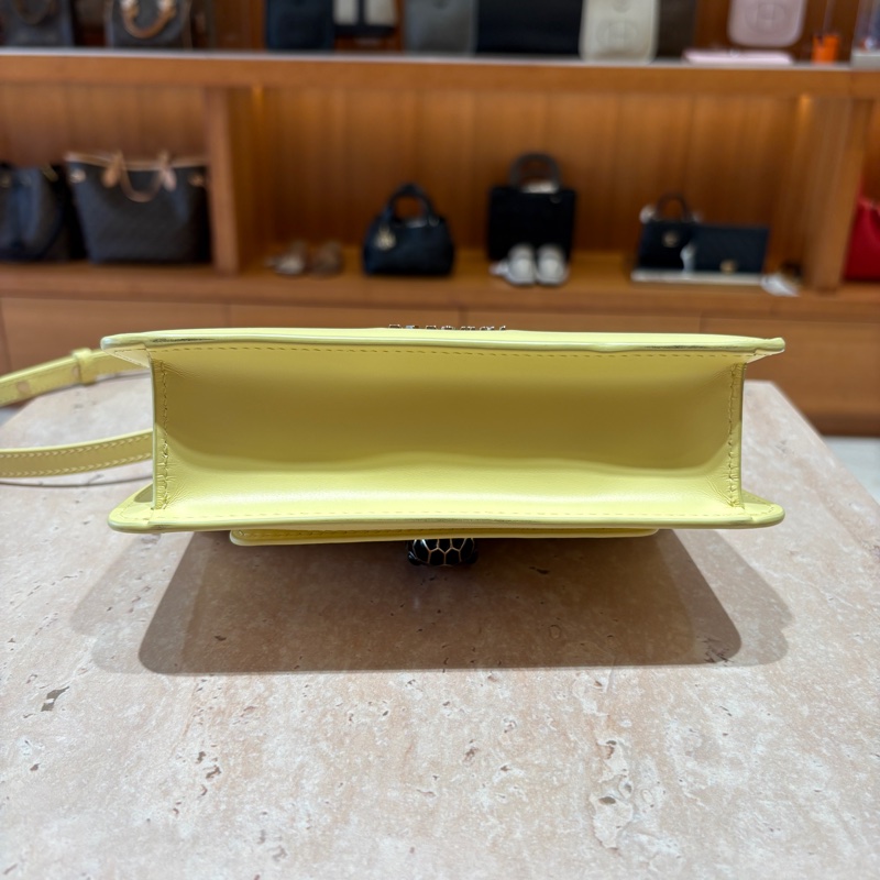 【春夏亮眼焦點】BVLGARI Serpenti Forever 小牛皮琺瑯蛇頭包|經典20cm尺寸|淡檸黃限量色|頂級質感義大利製精品-2