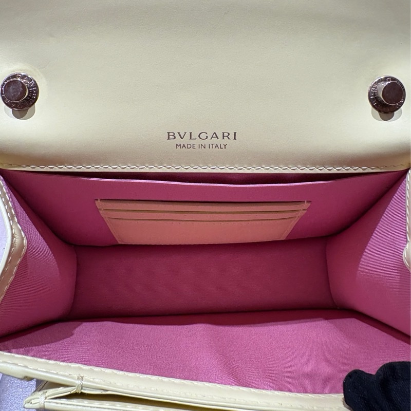 【春夏亮眼焦點】BVLGARI Serpenti Forever 小牛皮琺瑯蛇頭包|經典20cm尺寸|淡檸黃限量色|頂級質感義大利製精品-4