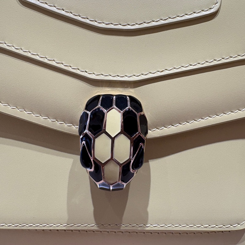 【春夏亮眼焦點】BVLGARI Serpenti Forever 小牛皮琺瑯蛇頭包|經典20cm尺寸|淡檸黃限量色|頂級質感義大利製精品-10