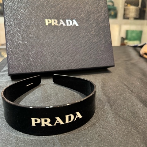 PRADA黑色壓克力白字髮箍