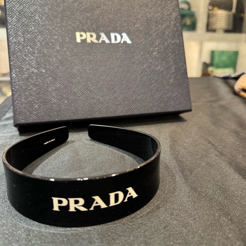 PRADA黑色壓克力白字髮箍-0
