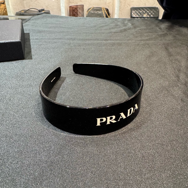 PRADA黑色壓克力白字髮箍-1