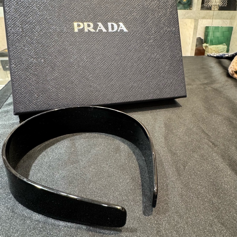 PRADA黑色壓克力白字髮箍-4