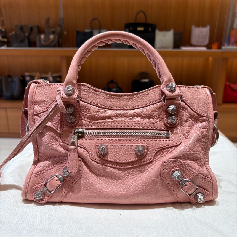 【時尚收藏・經典回歸】BALENCIAGA Mini City 迷你機車包｜柔霧粉色｜復古經典設計｜輕盈隨行款-1