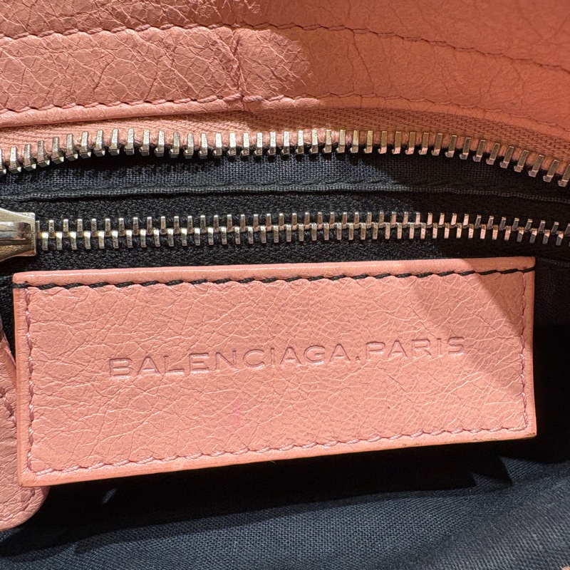 【時尚收藏・經典回歸】BALENCIAGA Mini City 迷你機車包｜柔霧粉色｜復古經典設計｜輕盈隨行款-2