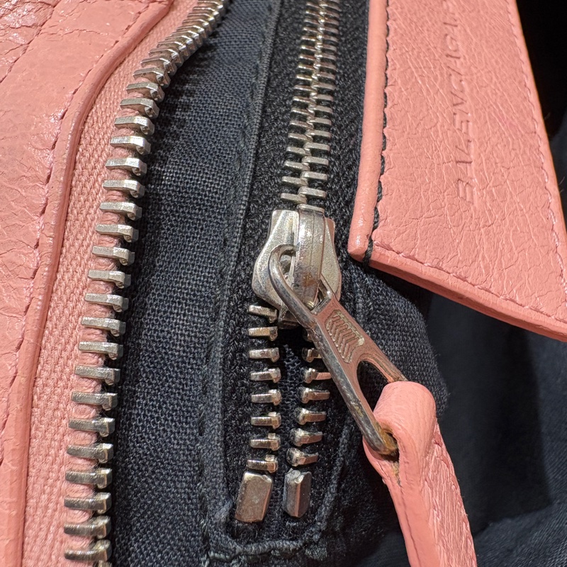 【時尚收藏・經典回歸】BALENCIAGA Mini City 迷你機車包｜柔霧粉色｜復古經典設計｜輕盈隨行款-3