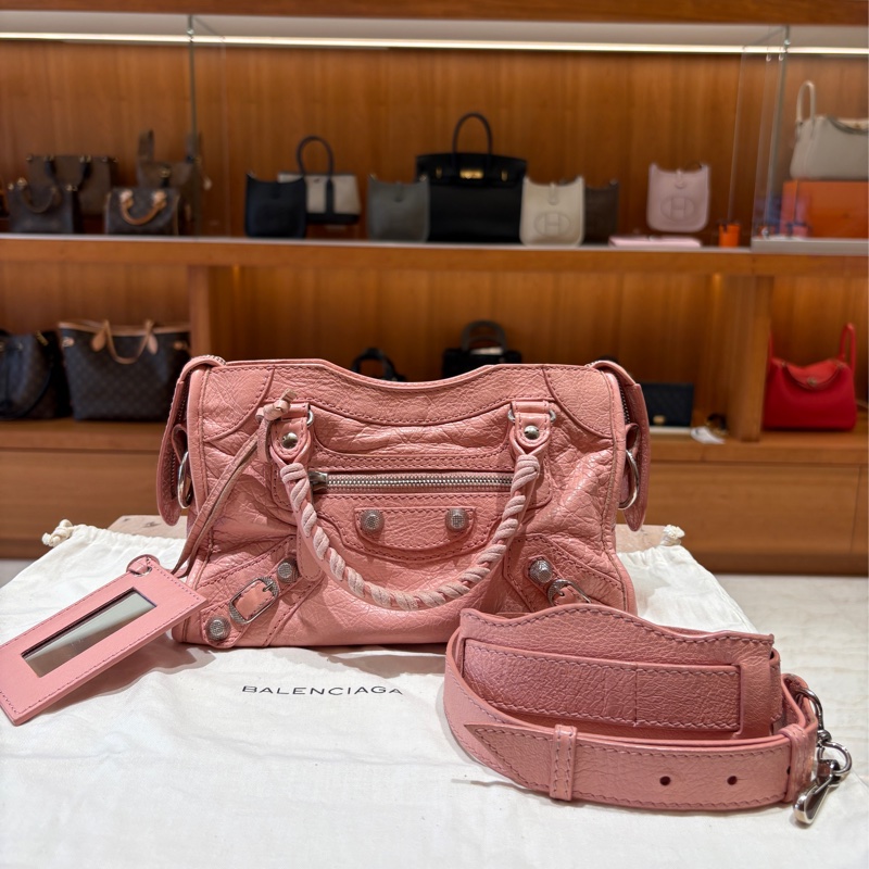 【時尚收藏・經典回歸】BALENCIAGA Mini City 迷你機車包｜柔霧粉色｜復古經典設計｜輕盈隨行款-5